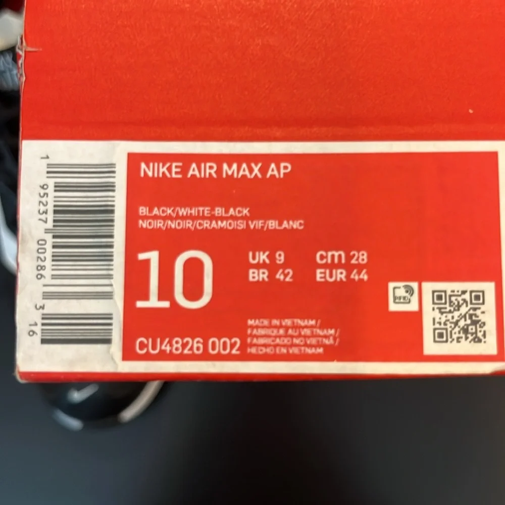 Nike Men’s Black and White Air Max Running Sneakers